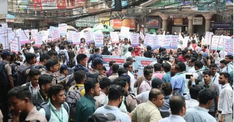 চাকরি পুনর্বহালের দাবিতে ছয় ইসলামী ব্যাংকের চাকরিচ্যুতদের মানববন্ধন