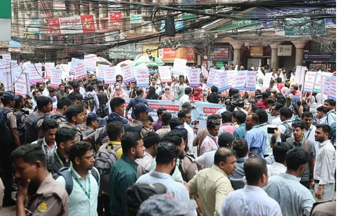 চাকরি পুনর্বহালের দাবিতে ছয় ইসলামী ব্যাংকের চাকরিচ্যুতদের মানববন্ধন