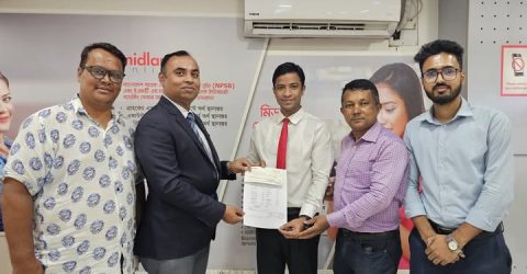 কুমিল্লায় বাংলাদেশ এল আই সি ব্যাংক ইন্সুরেন্সের আওতায় মিডল্যান্ড ব্যাংক পি এল সি’র হসপিটাল ক্লেইম চেক হস্তান্তর