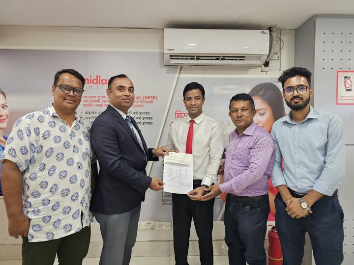 কুমিল্লায় বাংলাদেশ এল আই সি ব্যাংক ইন্সুরেন্সের আওতায় মিডল্যান্ড ব্যাংক পি এল সি’র হসপিটাল ক্লেইম চেক হস্তান্তর