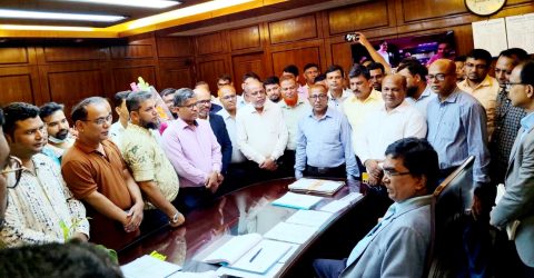 জেবিএবির নবনির্বাচিত সভাপতি-সাধারণ সম্পাদকের সোনালী ব্যাংকের এমডির সঙ্গে ফুলেল শুভেচ্ছা বিনিময়