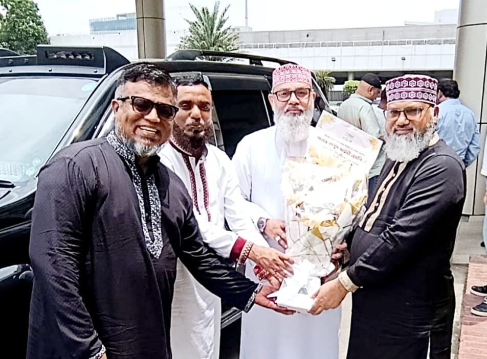 ইস্তানবুল হোটেল অ্যান্ড রিসোর্টের চেয়ারম্যান মাসুদ সাঈদী, এমপি- বিদেশ সফর শেষে দেশে ফিরলে বিমানবন্দরে উষ্ণ অভ্যর্থনা