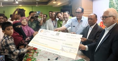 ফেনীতে বেঙ্গল ইসলামি লাইফ কর্তৃক মৃত্যু দাবির চেক হস্তান্তর