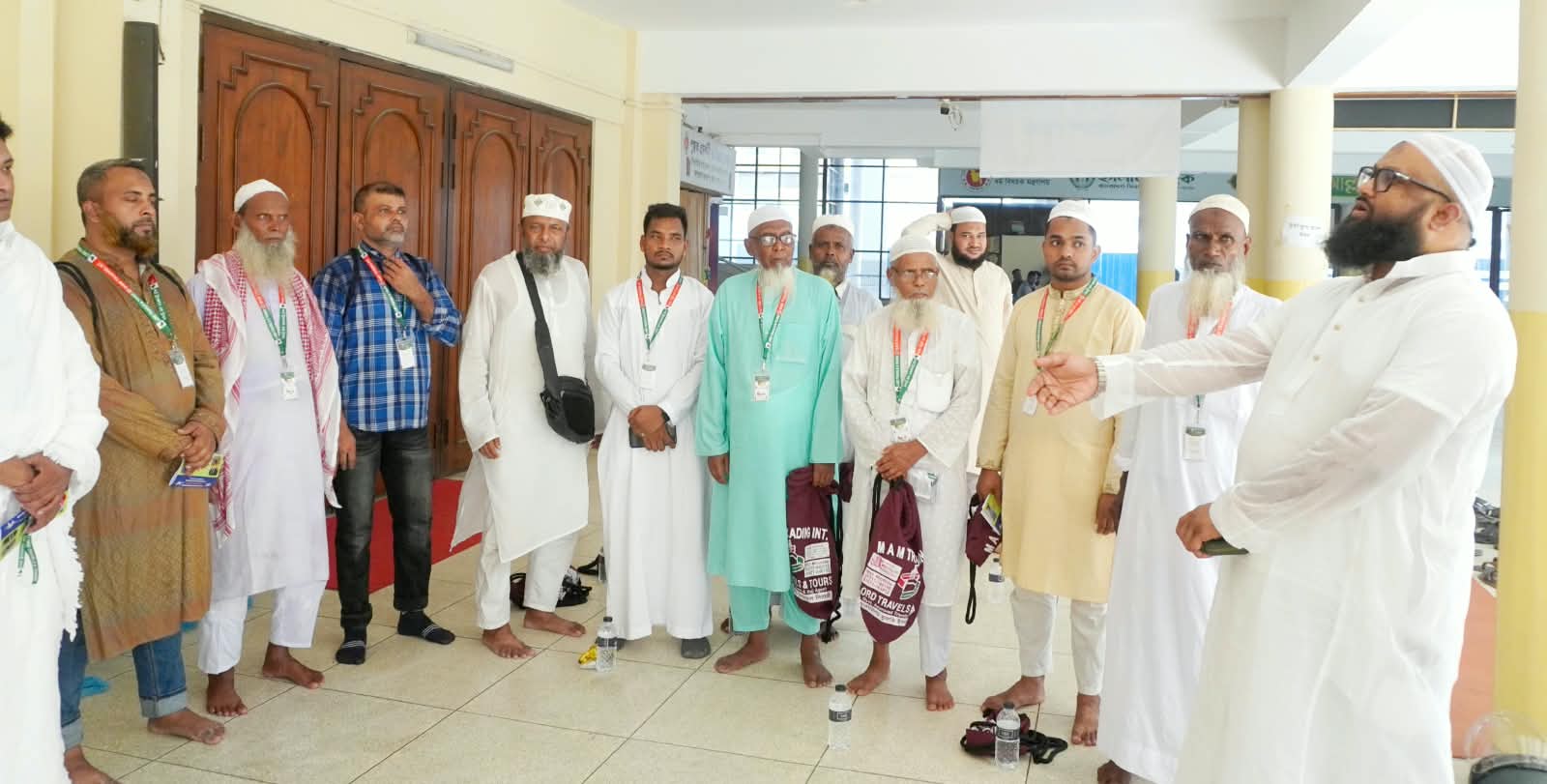 ১ লাখ ৯ হাজার টাকায় ওমরাহ: ৩৬ যাত্রী নিয়ে সৌদি আরবের পথে এমএএম ট্রেডিং ইন্টাঃ ও লর্ড ট্রাভেলস এন্ড ট্যুরস, ১৪ দিনের প্যাকেজে ভিসা, আপ-ডাউন টিকিট, হোটেল, তিন বেলা খাবার ও পরিবহন সুবিধার দাবি