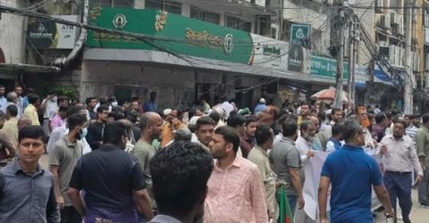 ইসলামী ব্যাংকের সামনে চাকরি ফেরত চেয়ে অবস্থান, গ্রাহকদের পাল্টা কর্মসূচি