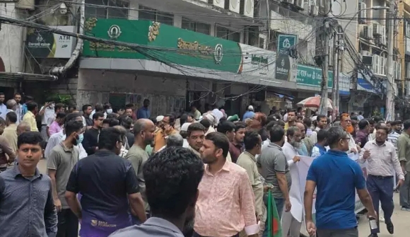 ইসলামী ব্যাংকের সামনে চাকরি ফেরত চেয়ে অবস্থান, গ্রাহকদের পাল্টা কর্মসূচি